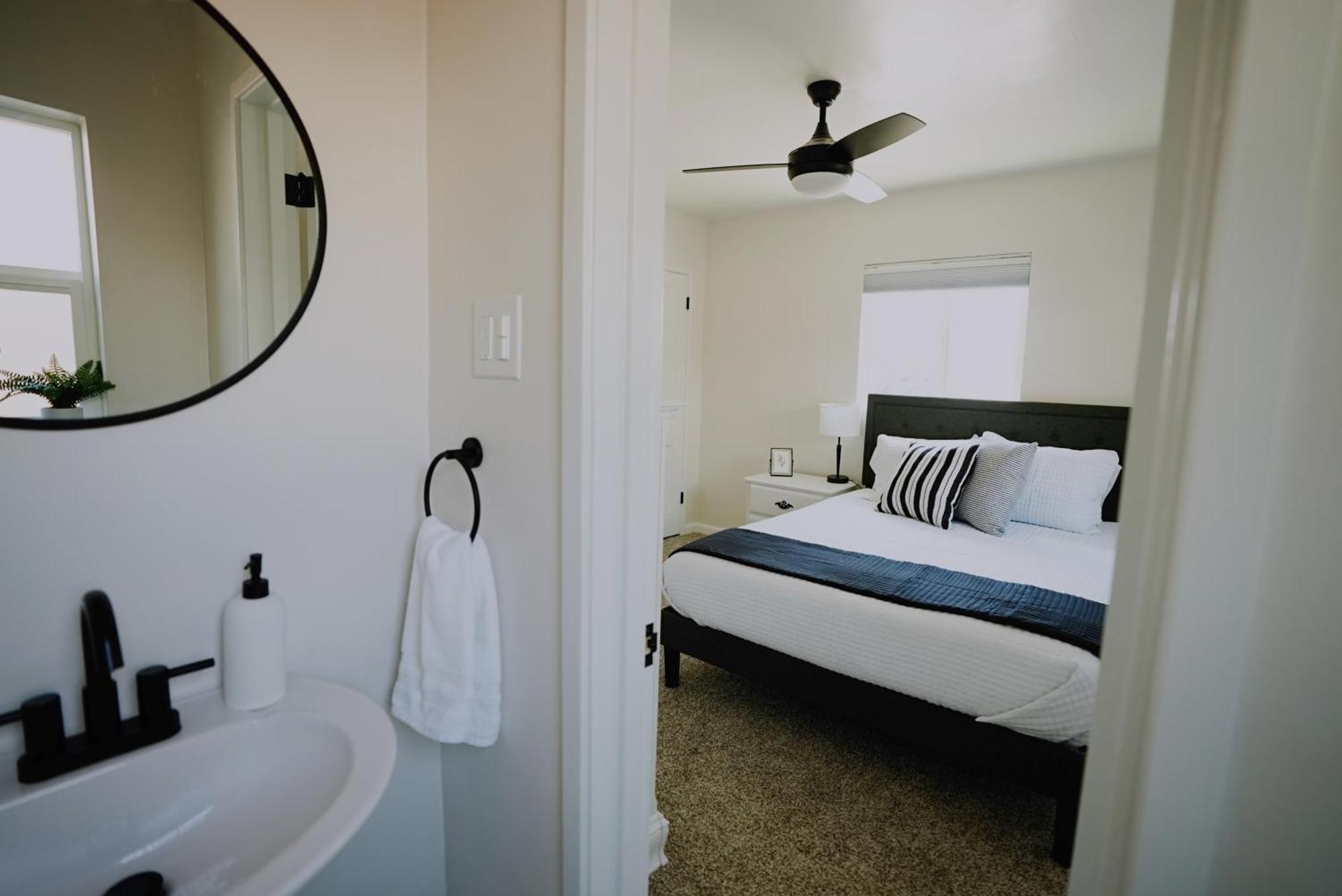 Centrally Located! Remodeled! Huge Backyard! The White House Albuquerque Exterior foto